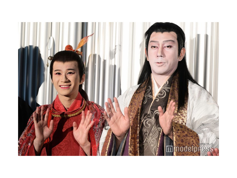 JAPAN THEATER『SEIMEI』初日前会見に出席した嶋崎斗亜、市川團十郎（C）モデルプレス