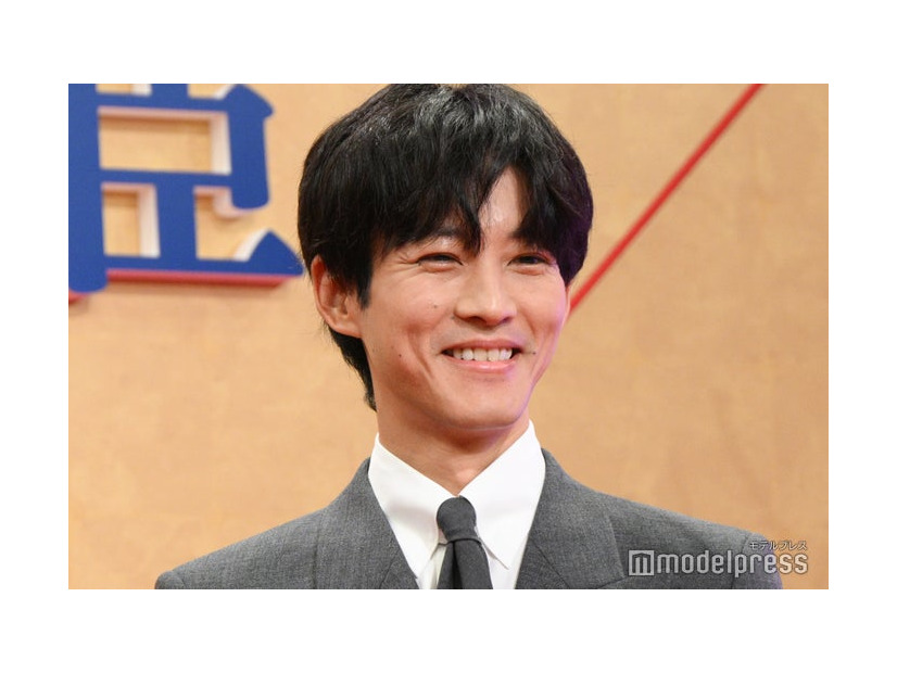 記者から笑顔を求められる松坂桃李（C）モデルプレス