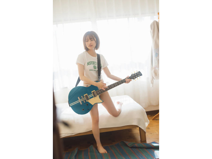 声優・夏吉ゆうこ、短めTシャツ姿＆ほっそり美脚を大胆見せ！私物のギターをかき鳴らす自然体SHOT披露