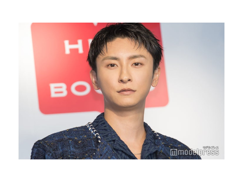 フォトエッセイ「人生そんなもん」発売記念会見を開催した與真司郎（C）モデルプレス