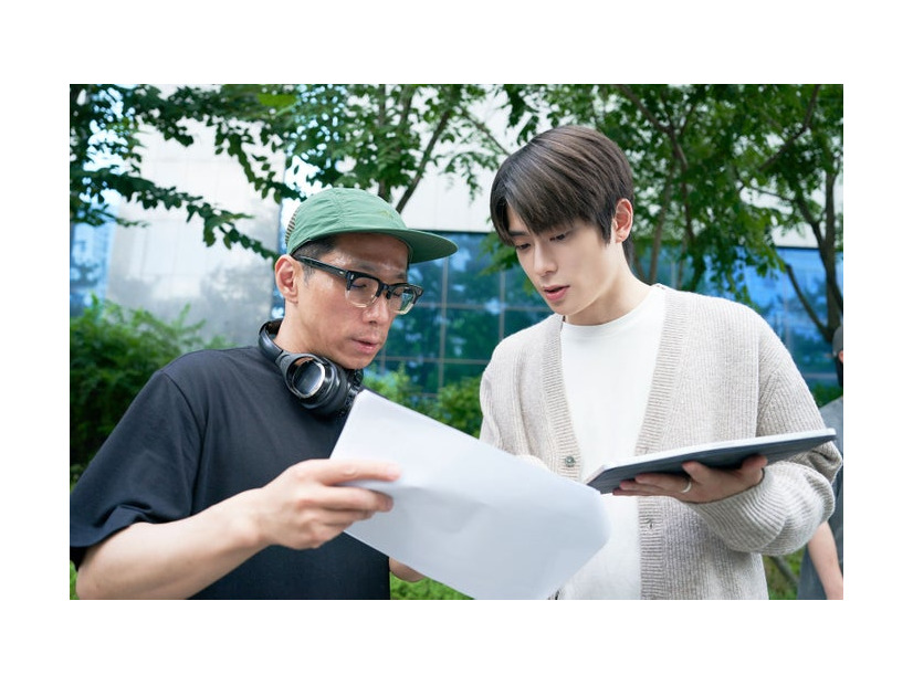 イ・ユンソク監督、ジェヒョン「6時間後に君は死ぬ」メイキングより（C）2024, Mystery Pictures, ALL RIGHTS RESERVED