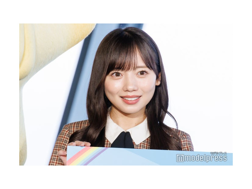 ロングヘアの齊藤京子（C）モデルプレス