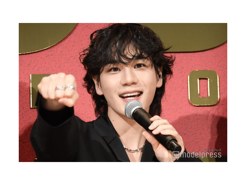 拳を突き出す豆原一成（C）モデルプレス