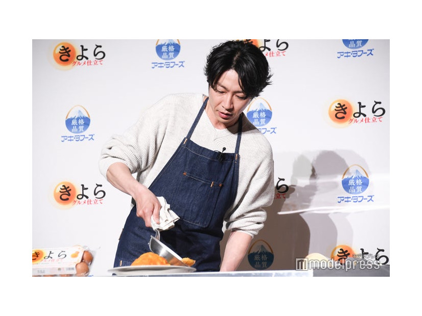 卵の“お布団掛け”に挑戦する相葉雅紀（C）モデルプレス