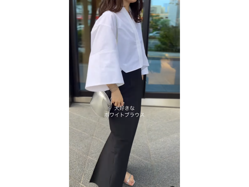 小柄さんが白ブラウスを着るなら、こんな着こなしを。スラっと見えを叶える美バランスとは【40代の毎日コーデ】