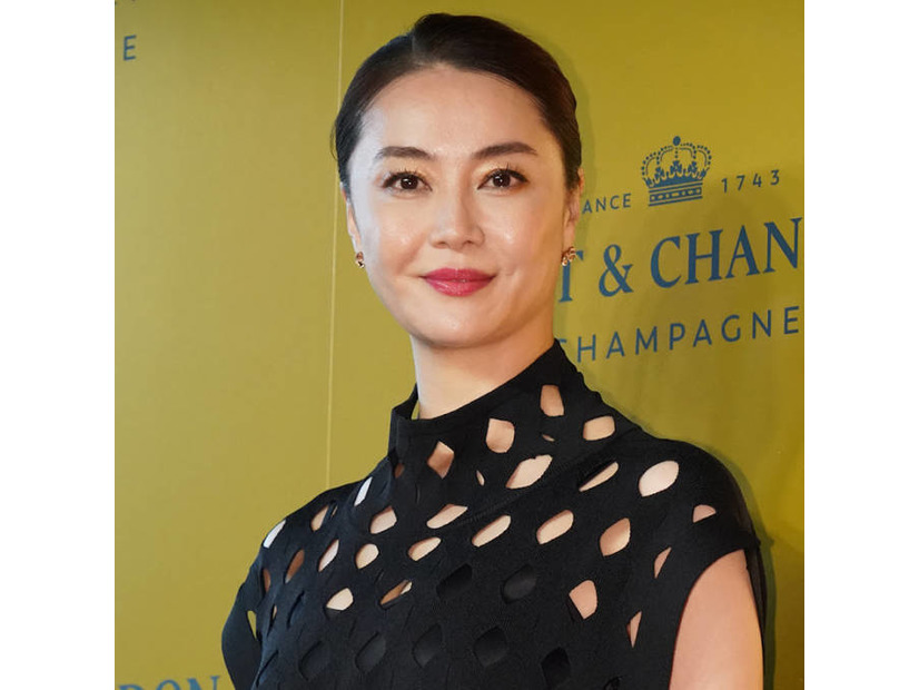 観月ありさ、芸能活動44周年を報告！美脚のワンピースSHOTに「憧れです」「ずっと大好き」の声