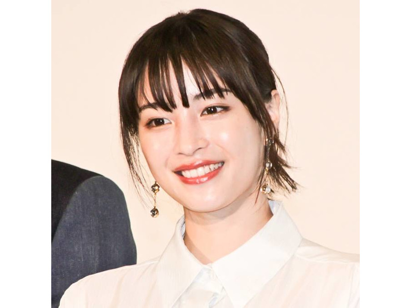 広瀬すず、おでこ出しヘア×オーバーオールを着こなす美麗SHOTに反響「何着ても似合う」「かっこいい」