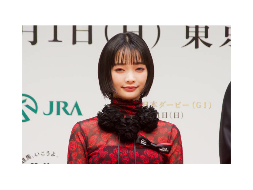 見上愛、バラの刺繍入りのエレガントなワンピースで会場を魅了！日本ダービーの思い出を振り返る