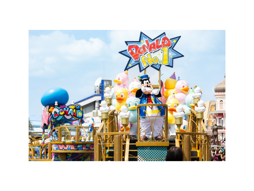 公演中のパレード「クワッキーセレブレーション★ドナルド・ザ・レジェンド！」※「ドナルドのバースデーグリーティング」ではありません