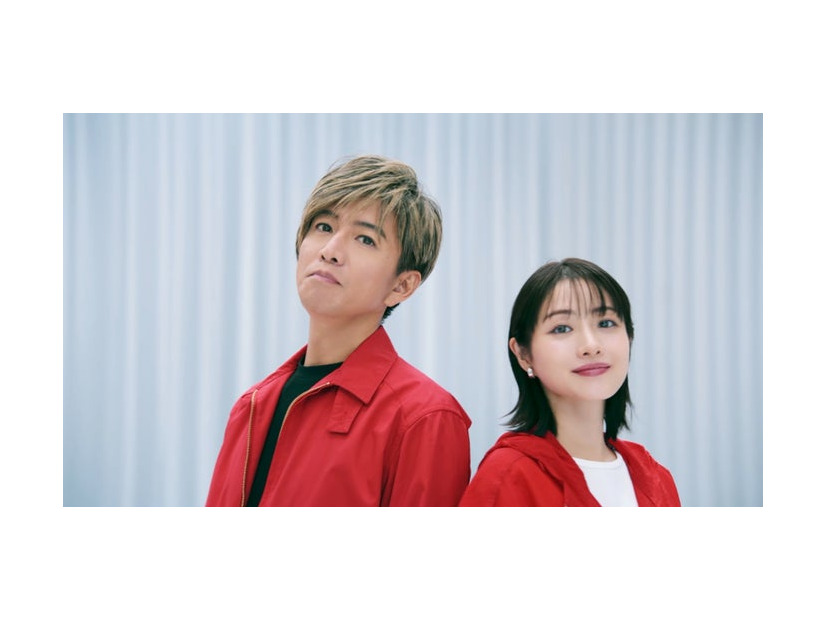 木村拓哉、石原さとみ／新テレビCM「エムット始まる」篇より（提供写真）