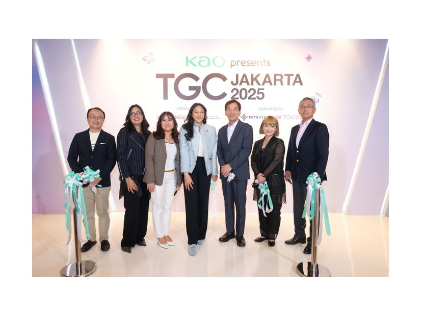 （左から）長谷川智紀（Beautynesia CEO）、Monique Soeriaatmadja（Alexalexaファッションデザイナー）、Bun Susilowati（Kao Indonesia マーケティング部長）、 Putri Tanjung（CT Corp監査役、Trans Digital Lifestyle Group CEO）、長谷川尚一（Kao Indonesia社長）、 池田友紀子（W TOKYO 執行役員、東京ガールズコレクション実行委員会 チーフプロデューサー）、小⽇山功 (インドネシア三井物産 社長)（提供写真）