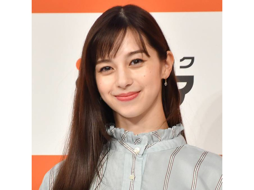 「美の塊」中条あやみ、ほっそりウエストが覗くホワイトコーデに絶賛の声「憧れのスタイルすぎる」