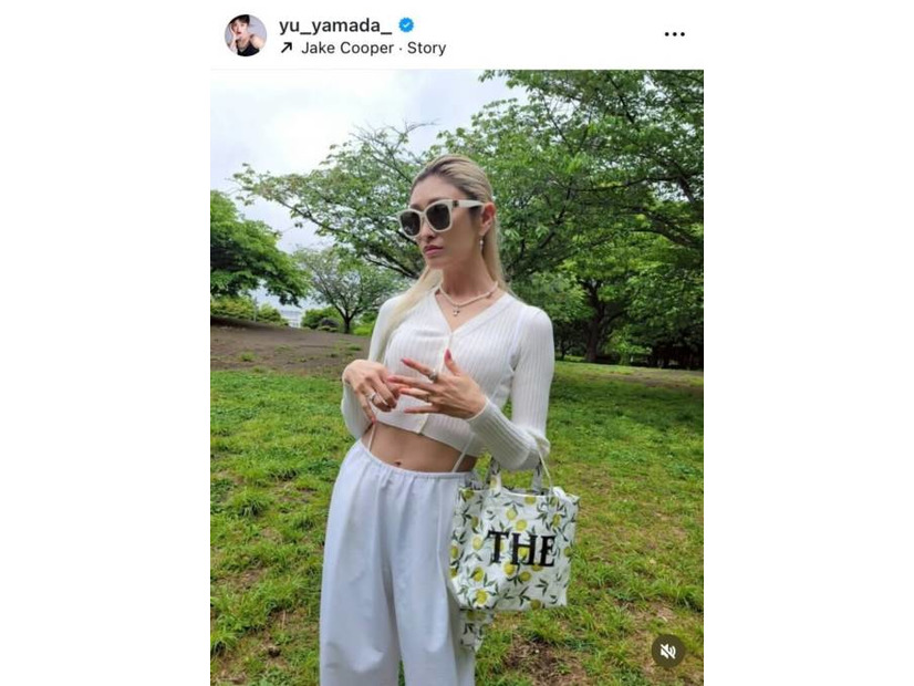 山田優、ほっそりお腹チラ見せの爽やかホワイトコーデSHOTを公開