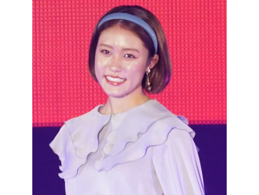 「スタイル良すぎ」王林、すらり美脚の衣装SHOTに絶賛の声「脚が長い！」「スタイリッシュ」