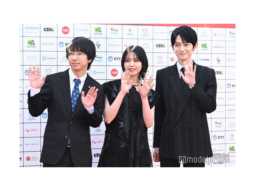 「ショートショート フィルムフェスティバル ＆ アジア 2025」レッドカーペットセレモニーに出席した西山将貴監督、西野七瀬、本郷奏多（C）モデルプレス