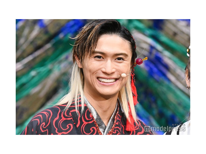 笑顔の橋本良亮（C）モデルプレス