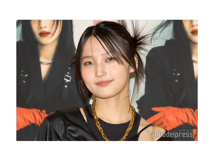 囲み取材に応じた鞘師里保（C）モデルプレス