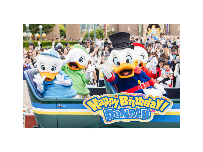 ドナルドのバースデーをお祝いするデコレーションやグッズも登場！1日1回、期間限定のグリーティングドライブ
