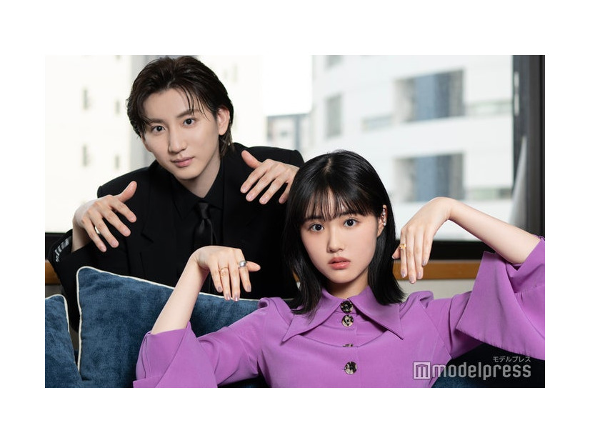 モデルプレスのインタビューに応じた京本大我、原菜乃華／霊のポーズをリクエストすると息ぴったりにポージングを決めてくれた2人（C）モデルプレス