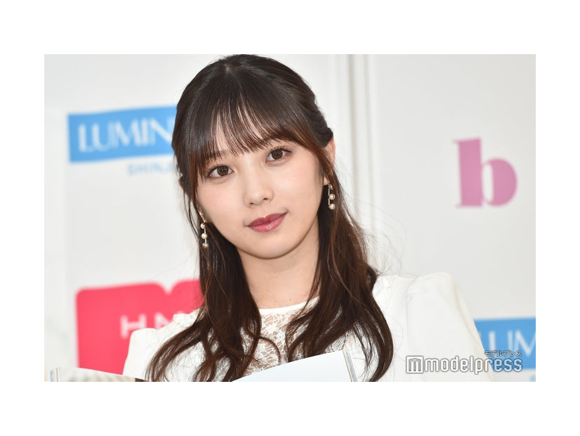 暗髪の与田祐希 （C）モデルプレス
