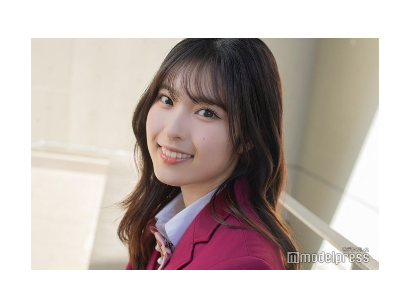 茶髪ロングの村谷はるな（C）モデルプレス