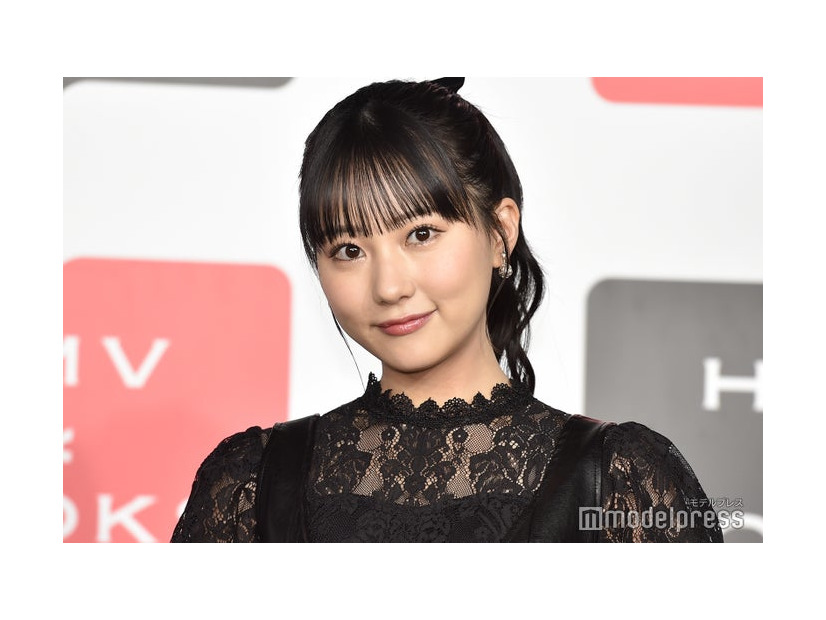 黒髪の田中美久（C）モデルプレス