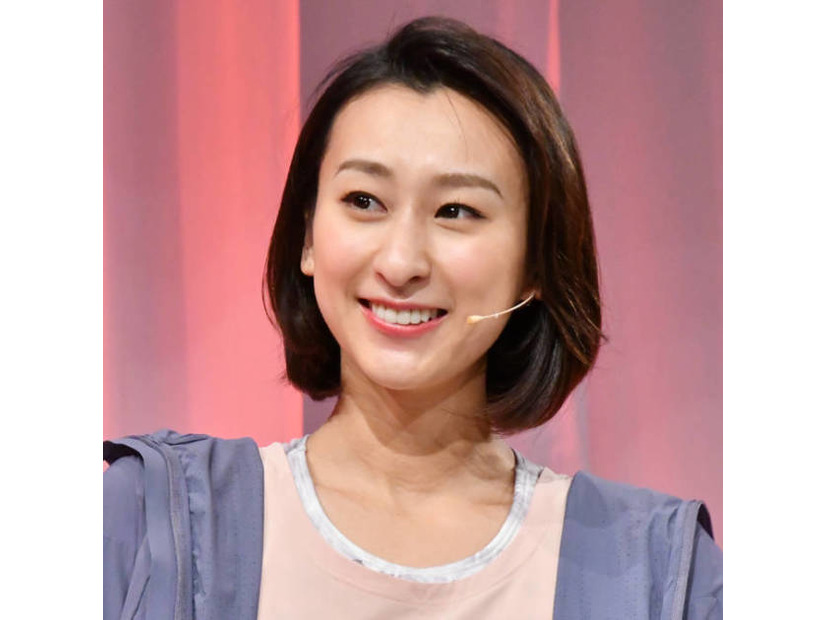 浅田舞、美デコルテを大胆に見せたドレスSHOTにファン釘付け「セクシー」「オーラを感じます」