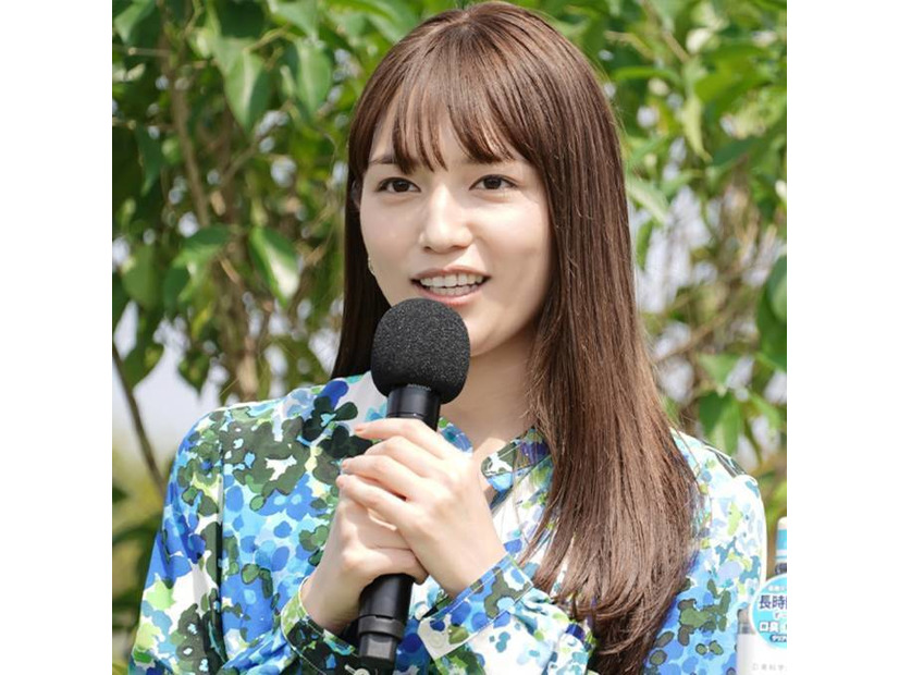 川口春奈、Tシャツ×デニムのカジュアルコーデSHOTに反響「スタイル抜群」「メガネ姿素敵」
