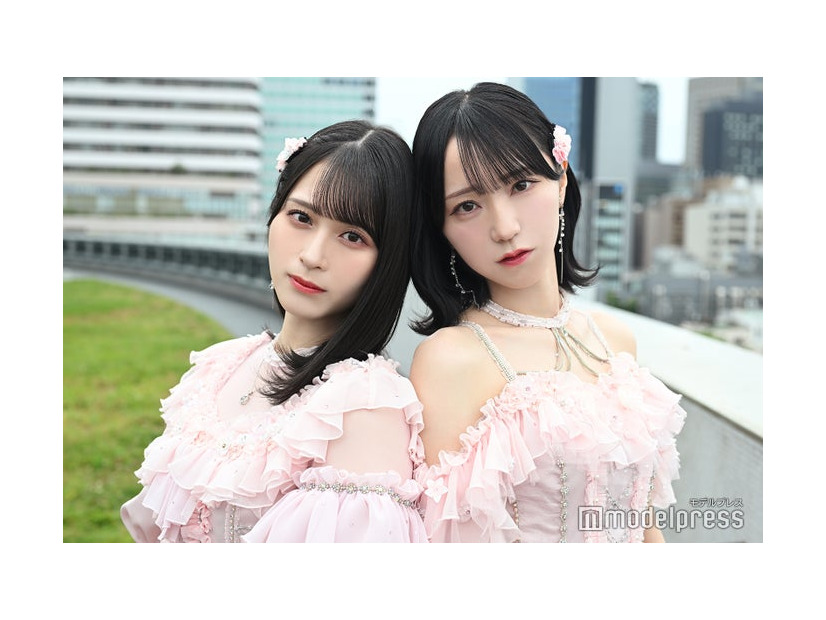 モデルプレスのインタビューに応じた佐々木舞香、野口衣織（C）モデルプレス