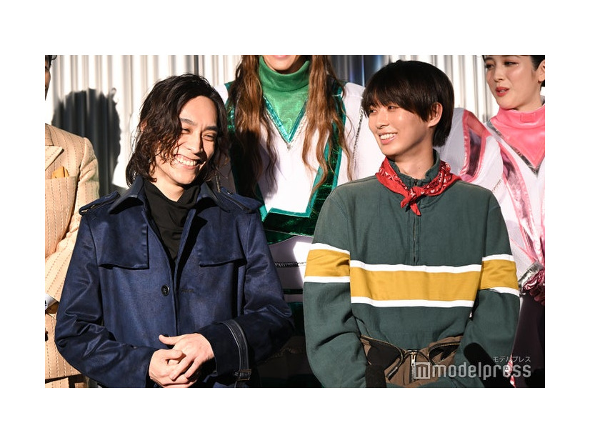 黙っている井上瑞稀を恐れている平間壮一／全員に挨拶する瞬間を狙い定めていた井上瑞稀（C）モデルプレス