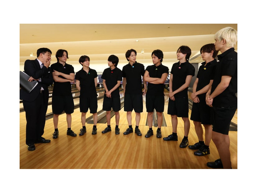 （左から）伊藤利尋アナ、菊池風磨、松島聡、佐藤勝利、寺西拓人、原嘉孝、橋本将生、猪俣周杜、篠塚大輝（C）フジテレビ