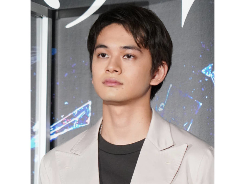 北村匠海、ステージで熱唱するモノクロSHOTに反響「世界で一番カッコいい」「いい写真だなー」