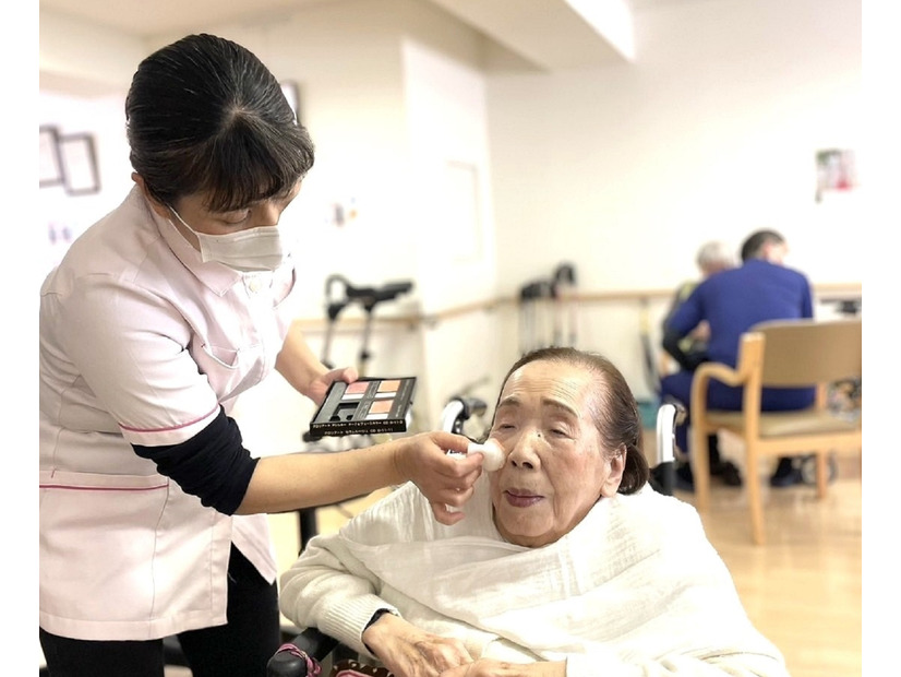 注目の「介護美容」なぜ人気？「徘徊がなくなった」「病気の早期発見」たかがメイクの範疇では全くないそのパワー