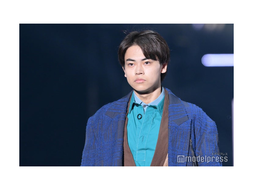 黒髪の菅生新樹（C）モデルプレス