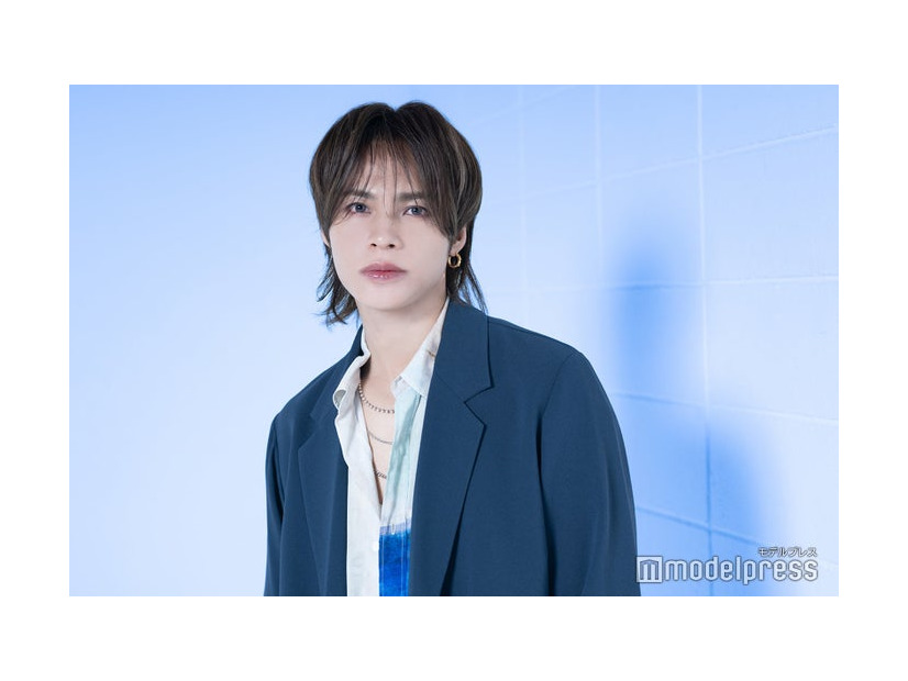 モデルプレスのインタビューに応じた上田竜也（C）モデルプレス