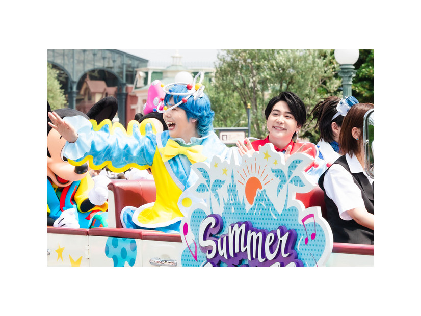 Mrs. GREEN APPLEがサプライズでパレード登場！夏イベ「サマー・クールオフat Tokyo Disney Resort」明日開幕