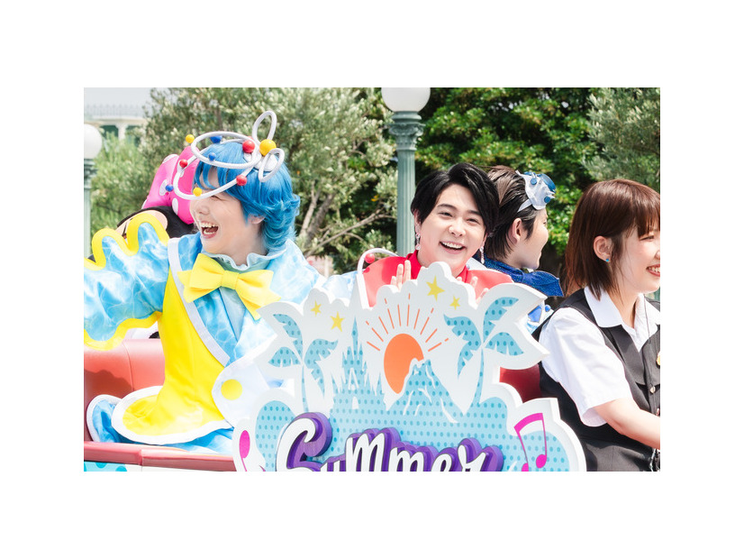 Mrs. GREEN APPLEがサプライズでパレード登場！夏イベ「サマー・クールオフat Tokyo Disney Resort」明日開幕