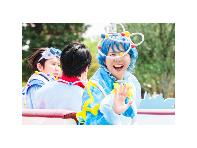 Mrs. GREEN APPLEがサプライズでパレード登場！夏イベ「サマー・クールオフat Tokyo Disney Resort」明日開幕