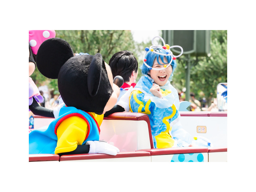 Mrs. GREEN APPLEがサプライズでパレード登場！夏イベ「サマー・クールオフat Tokyo Disney Resort」明日開幕