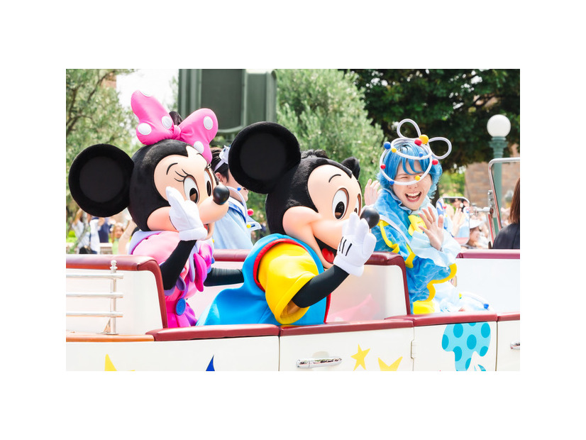 Mrs. GREEN APPLEがサプライズでパレード登場！夏イベ「サマー・クールオフat Tokyo Disney Resort」明日開幕