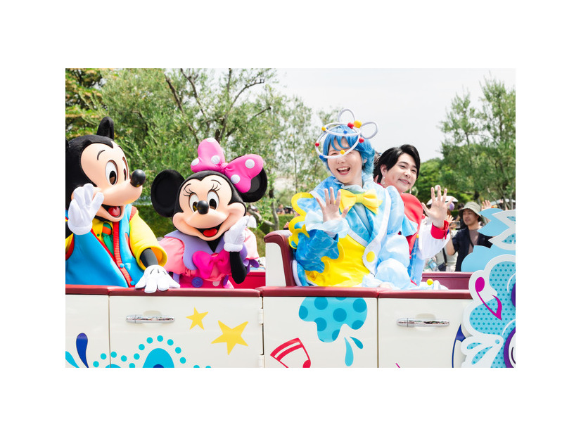 Mrs. GREEN APPLEがサプライズでパレード登場！夏イベ「サマー・クールオフat Tokyo Disney Resort」明日開幕