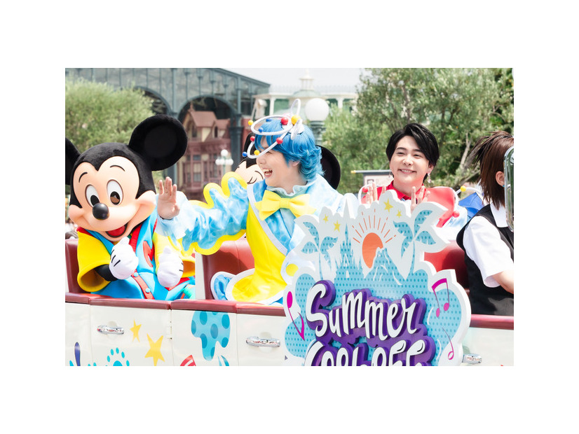 Mrs. GREEN APPLEがサプライズでパレード登場！夏イベ「サマー・クールオフat Tokyo Disney Resort」明日開幕