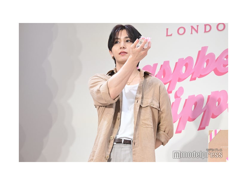 香水の重ね付けを体験し「僕すごいいい香りですよ。近づいてほしいくらい」と話した山田涼介（C）モデルプレス