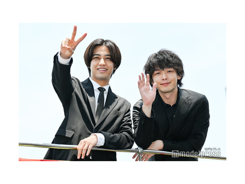 サプライズ登場した高橋海人、中村倫也（C）モデルプレス