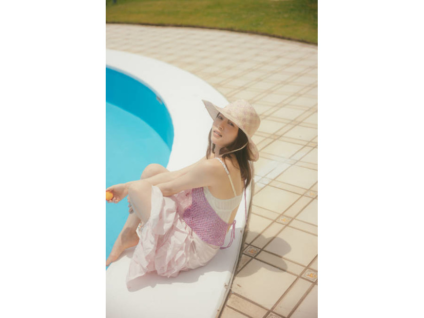 桜井日奈子、ほっそり美肩＆背中披露の肌見せSHOTに釘付け！かわいさと大人っぽさで魅せる