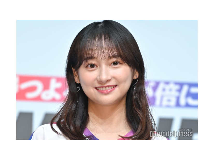 茶髪の影山優佳（C）モデルプレス