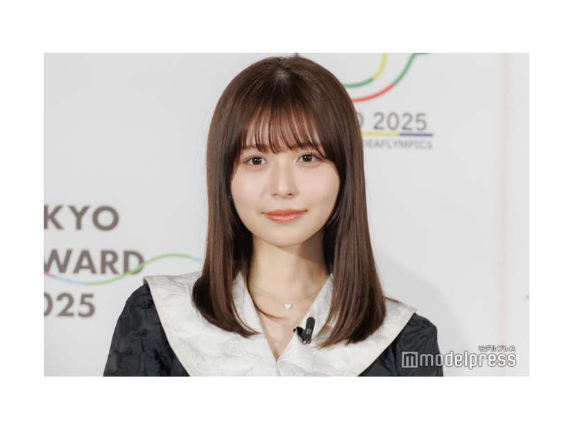 ロングヘアの長濱ねる（C）モデルプレス