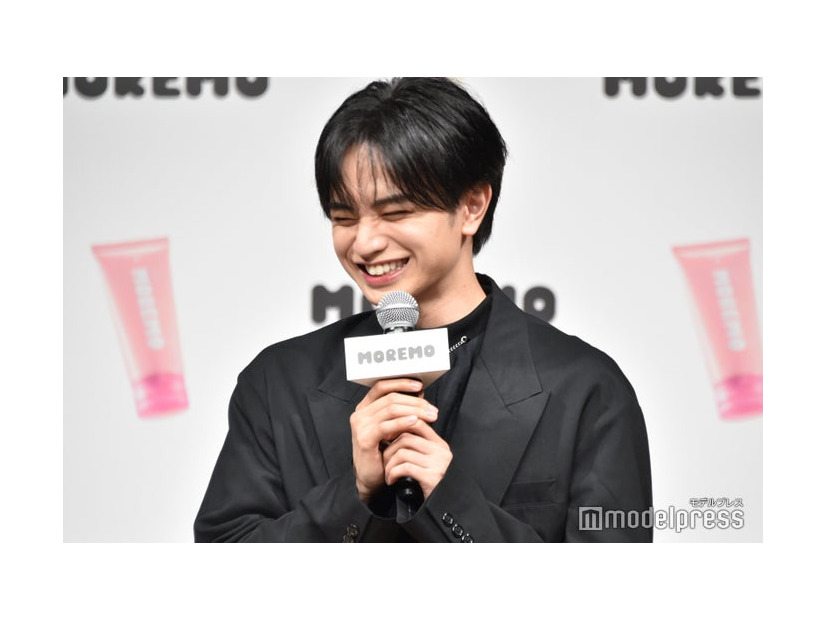 嘘がバレて照れ笑いする中島健人（C）モデルプレス