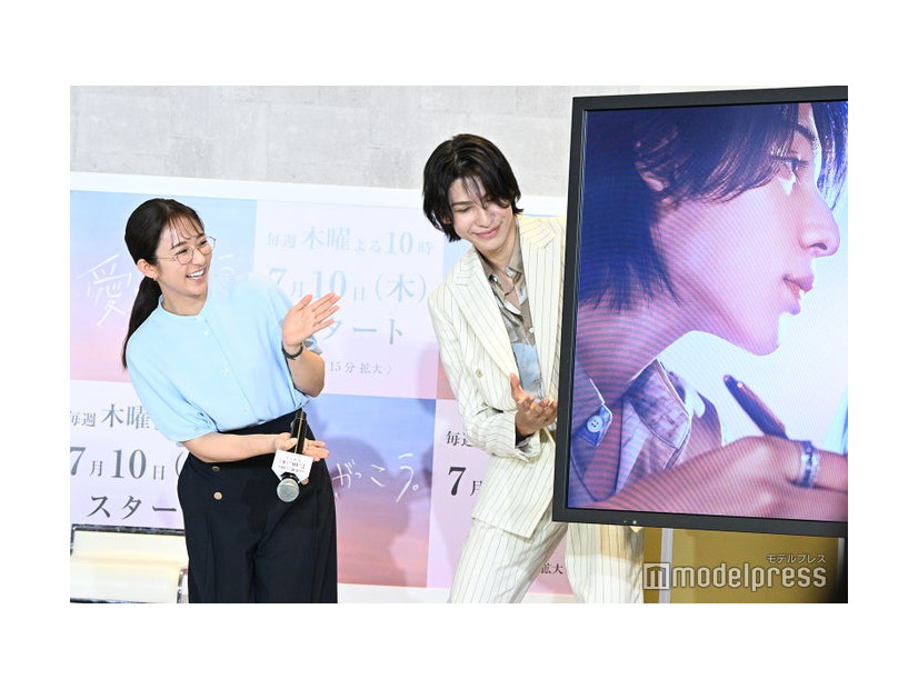 退場際に自分をアピールするラウール（右）、ラウールに乗っかり一緒にアピールする木村文乃（左）（C）モデルプレス