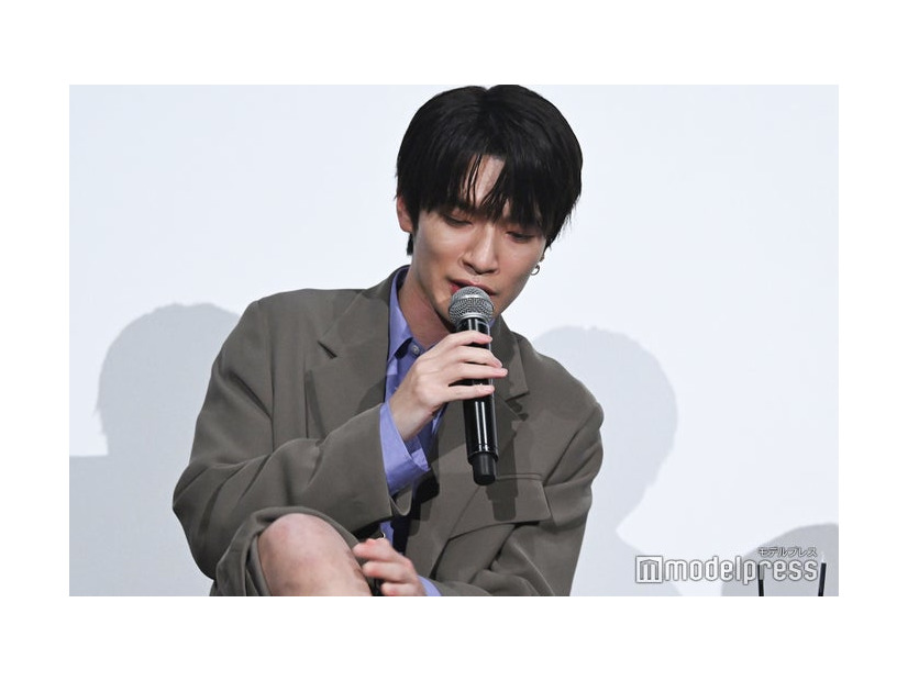 すね毛を見せる深澤辰哉（C）モデルプレス